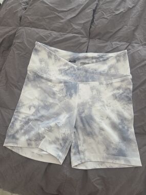 Avia Women's High-Waist Tie-Dye Shorts - White and Light Gray